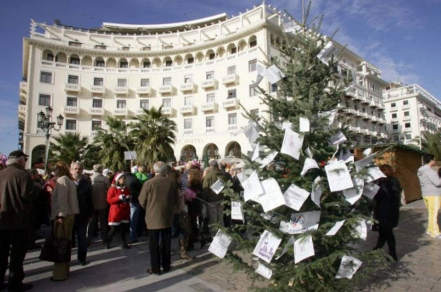 Χριστουγεννιάτικο δέντρο με στολίδια τα χαράτσια