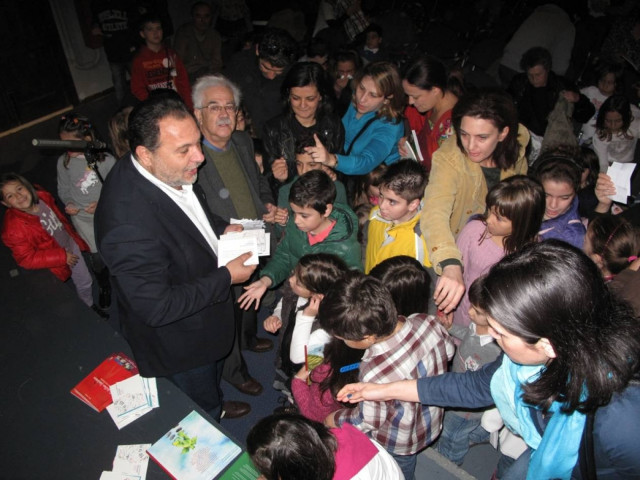 Κατάμεστη η αίθουσα για την παράσταση «χριστουγεννιάτικη ιστορία»