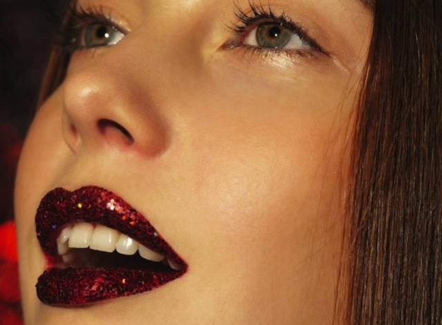 Καν’το μόνη σου: κόκκινα χείλη που λάμπουν
