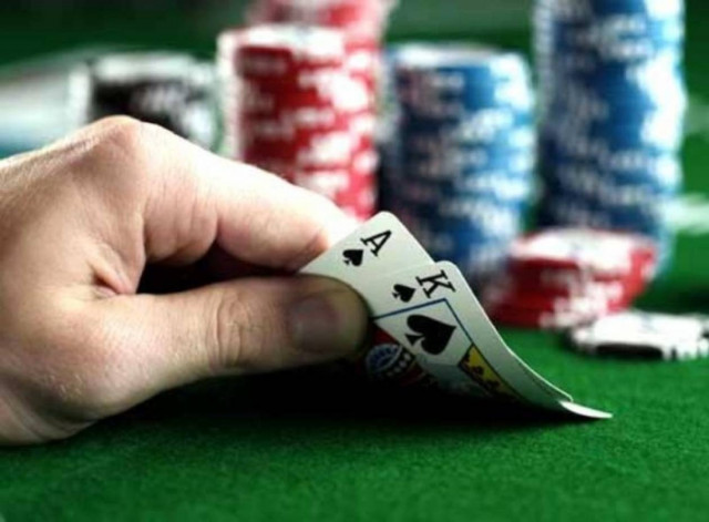 Aστυνομικοί- θαμώνες σε παράνομη λέσχη