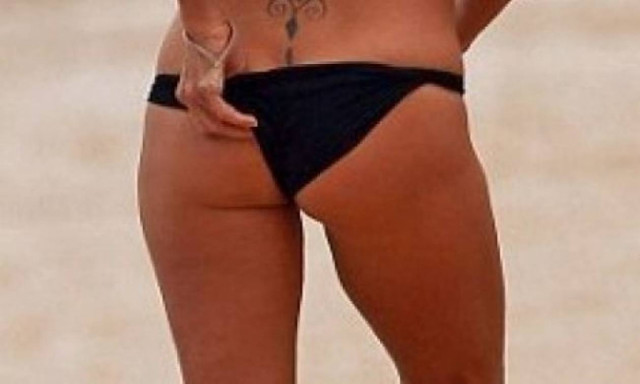 Ποια ηθοποιός έφτιαξε το μαγιό της μπροστά στους παπαράτσι;