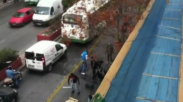 Λαθρομετανάστες επιτίθενται σε αστυνομικούς στην Πατησίων!