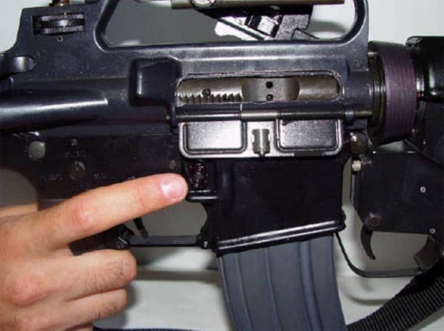 Αλβανοί με όπλα έξω από τράπεζα