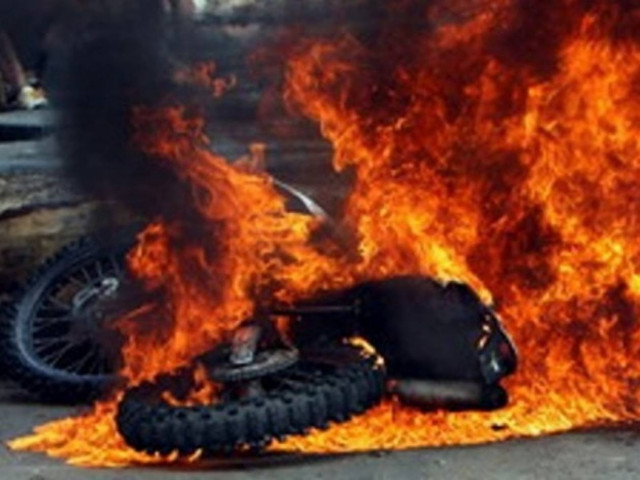 Φωτιά σε μοτοσυκλέτα και αυτοκίνητα στην Κομοτηνή