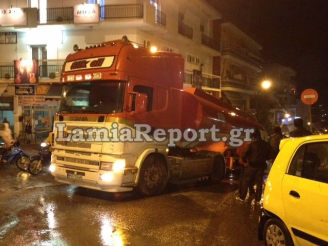 Λαμία: Κόλλησε βυτιοφόρο στο κέντρο της πόλης