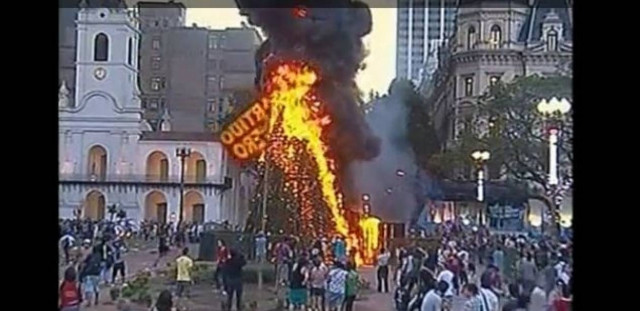 Έκαψαν το Χριστουγεννιάτικο δέντρο στην επέτειο της χρεοκοπίας!