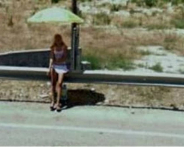 Ιερόδουλες εν ώρα εργασίας στο Google Street View!