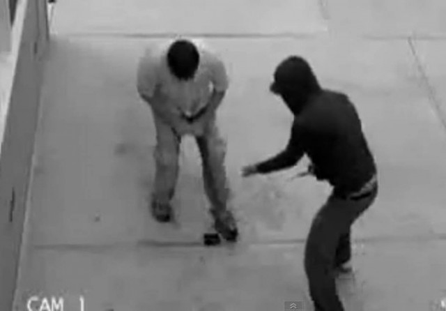 Έπεσε θύμα ληστείας και του έφυγαν από τον φόβο