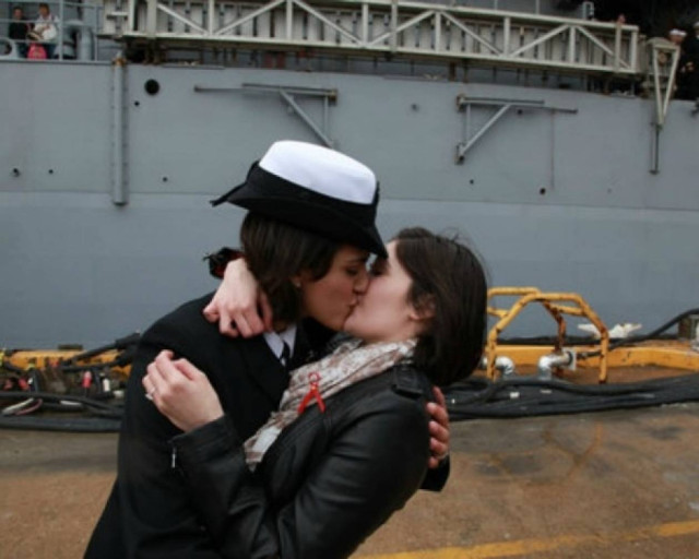 Σάλος με το λεσβιακό φιλί των υπαξιωματικών του Ναυτικού!