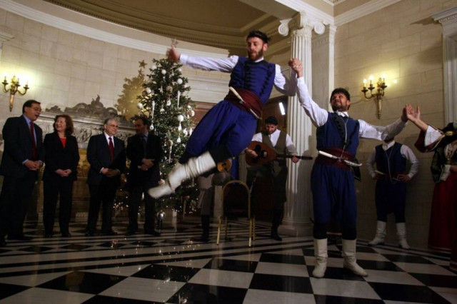 Έψαλαν τα κάλαντα στο Λουκά Παπαδήμο