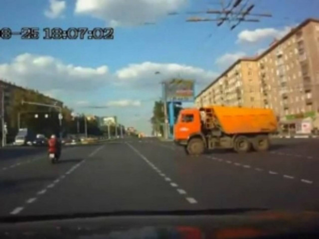 Κάμερα καταγράφει σύγκρουση φορτηγού με μηχανή