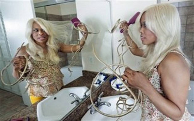 Η γυναίκα με τα μεγαλύτερα νύχια στον κόσμο