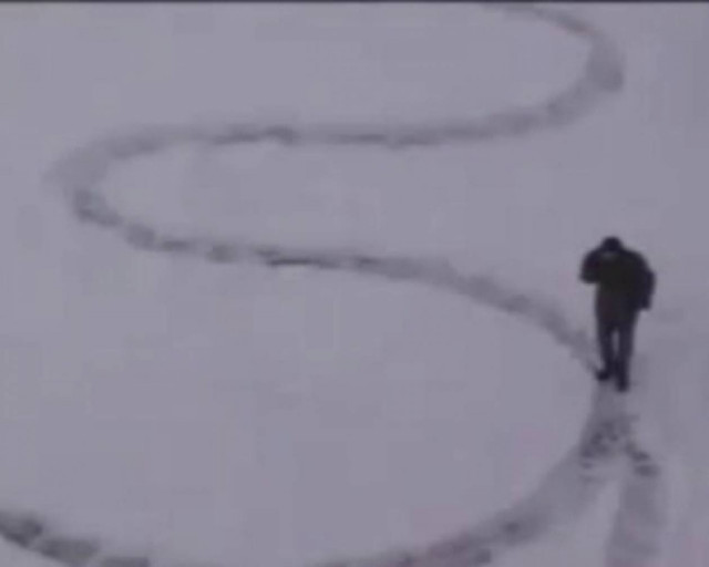 Απίστευτη φάρσα με «ψεύτικο» μονοπάτι στο χιόνι!