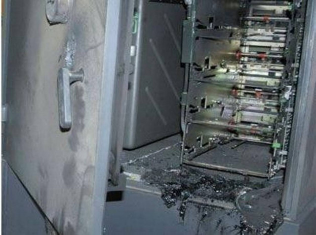 Πήραν το ΑΤΜ και έφυγαν