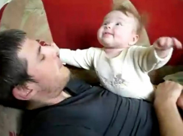 Το μωρό που νομίζει... ότι πετάει