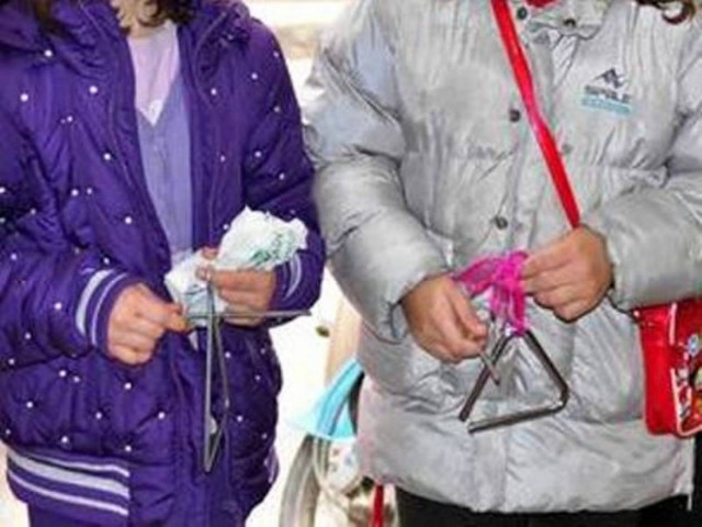 Μπαράζ επιθέσεων σε παιδιά που έλεγαν τα κάλαντα