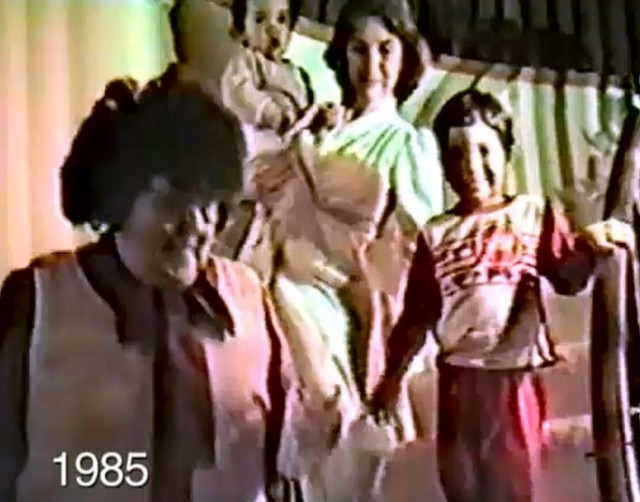 25 χρόνια βιντεοσκοπεί τα παιδιά του κάθε Χριστούγεννα!