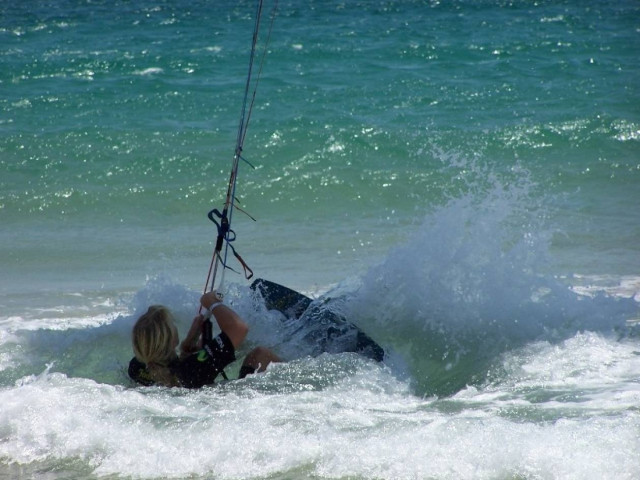 Κινδύνεψε σέρφερ στην Αρτέμιδα