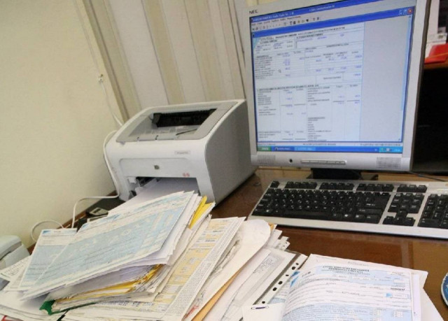 Διπλό χαράτσι σε μισθωτούς και συνταξιούχους