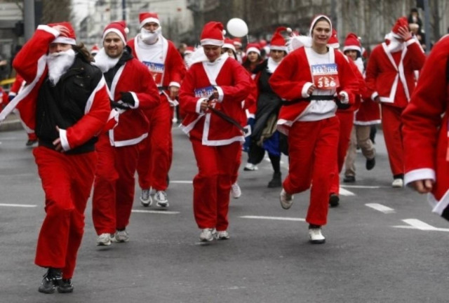 Βελιγράδι: Οι δρόμοι γέμισαν Άγιους Βασίληδες...