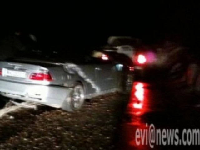 Στο χείλος του γκρεμού αυτοκίνητο στην Εύβοια!