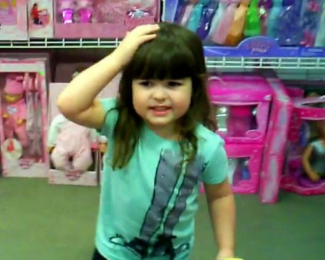 Αγανακτισμένη 4χρονη «τα χώνει» στους κατασκευαστές παιχνιδιών!