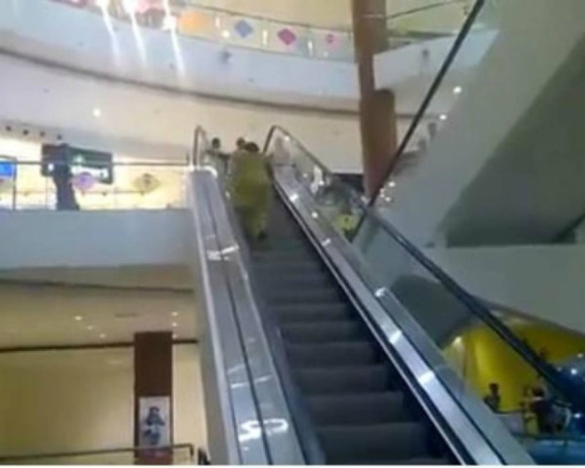 Επικό FAIL σε κυλιόμενες σκάλες