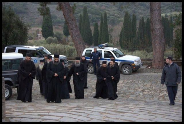 Καρέ-καρέ η αναχώρηση του Εφραίμ από τη Μονή