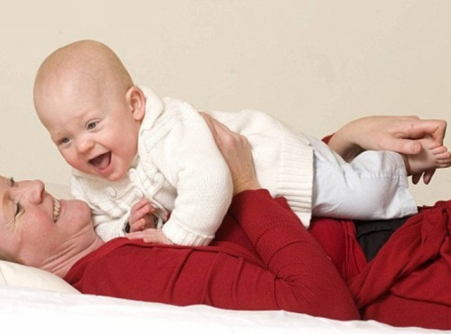 Γαργαλάει το γιο της για να μην πάθει ανακοπή!