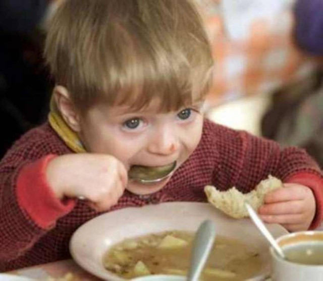 Guardian: Οι Έλληνες δεν έχουν να ταΐσουν τα παιδιά τους