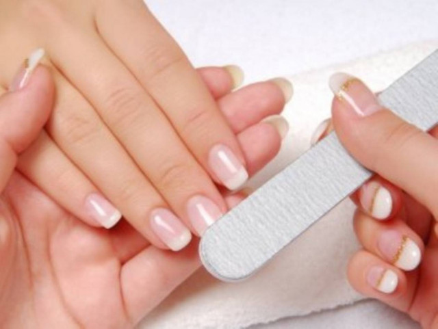 Αντί για μανικιούρ, πήρε τις εισπράξεις