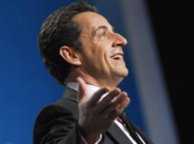 Ο Νικολά πίσω από τον Σαρκοζί