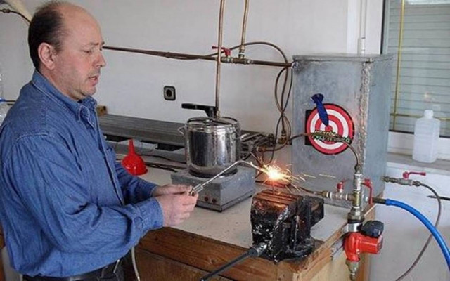 Ο άνθρωπος που δεν έχει ανάγκη τη ΔΕΗ  και τη βενζίνη!