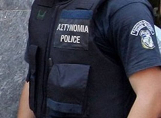 Άνδρας απειλεί να αυτοπυρποληθεί