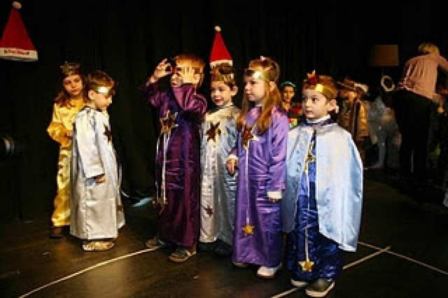 Ο Βασίλης Μιχαλολιάκος δίπλα στα «παιδιά του Πειραιά»