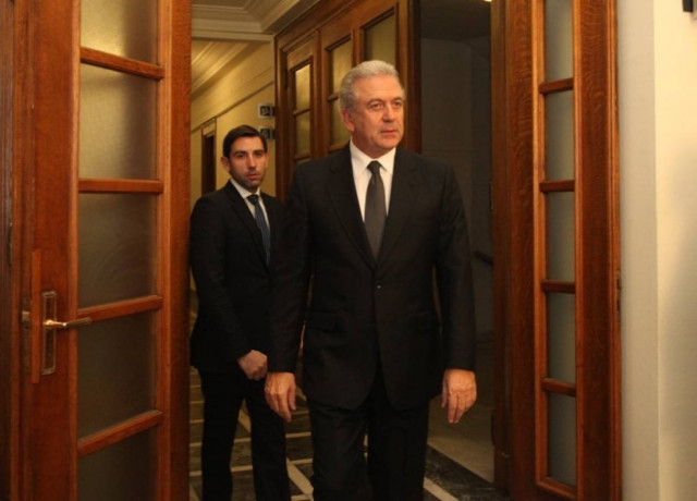 Ευχές αντάλλαξαν Αβραμόπουλος και Νταβούτογλου