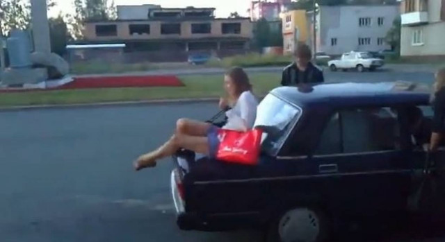 Τι παθαίνει μια ξανθιά στο πορτπαγκάζ ενός LADA;