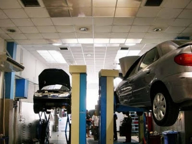 Πήγαν να αποσυναρμολογήσουν κλεμμένο αμάξι