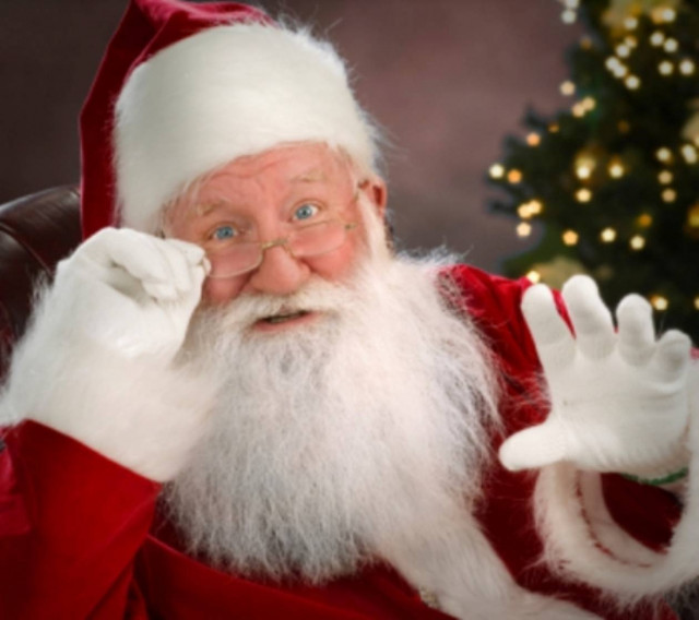 Βόλος: Άγιοι Βασίληδες μοίραζαν μήλα και φώναζαν «Μίλα»!