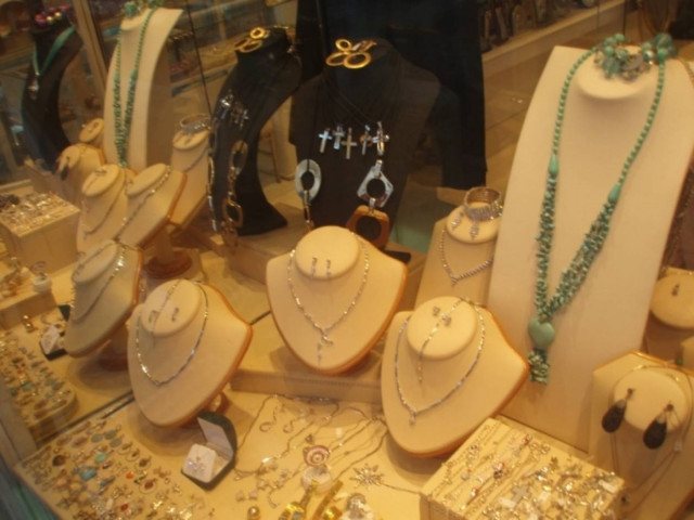 Ένοπλη ληστεία με τραυματισμό σε κοσμηματοπωλείο