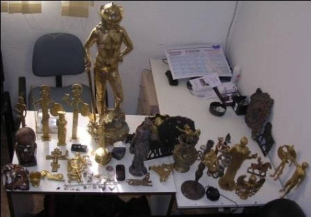 Έπιασαν Αθίγγανους με μισό τόνο χαλκό σε καλώδια και αγαλματίδια