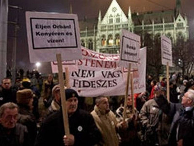 Μαζική διαδήλωση κατά του νέου συντάγματος στη Βουδαπέστη