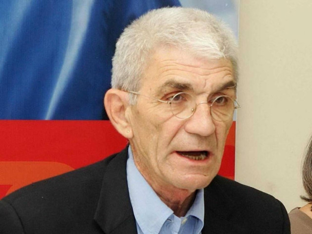 Ο Μπουτάρης χορεύει πάνω σε τραπέζι!