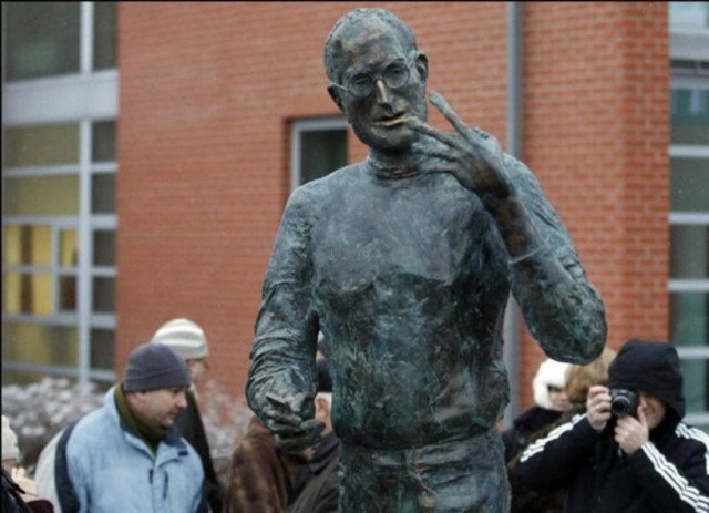 Έστησαν άγαλμα στον Στιβ Τζομπς