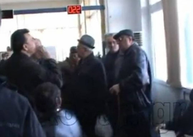 Ηλικιωμένοι από τις 02:00 για να «πιάσουν σειρά»!