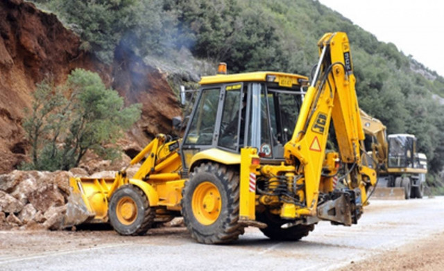 Λέσβος: Καθάρισαν δρόμο από τις κατολισθήσεις