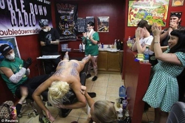 Τρύπησε το κορμί της με 3.200 καρφίτσες