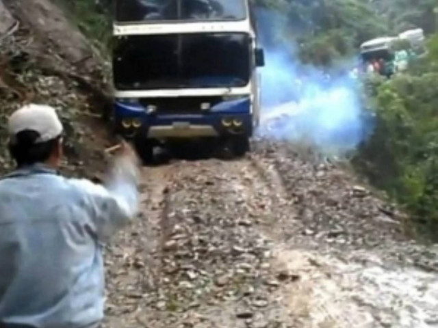 Κάμερα καταγράφει πτώση λεωφορείου στο γκρεμό