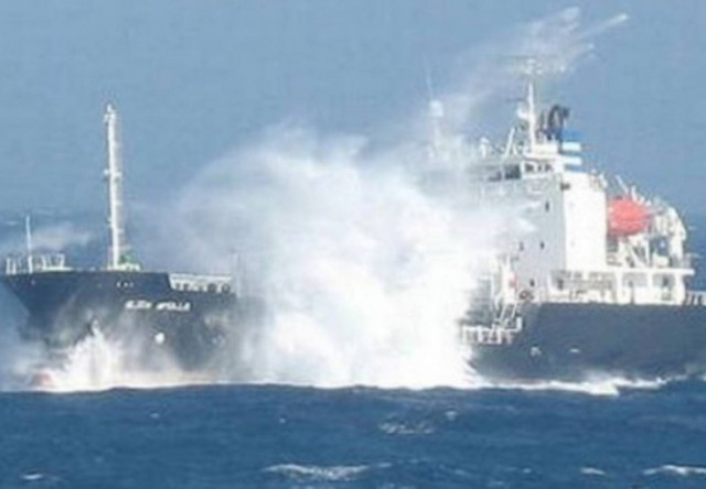 Σε ασφαλές σημείο ρυμουλκείται το ακυβέρνητο δεξαμενόπλοιο