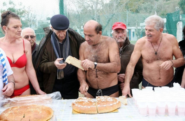 Η κοπή της πίτας από τους χειμερινούς κολυμβητές!
